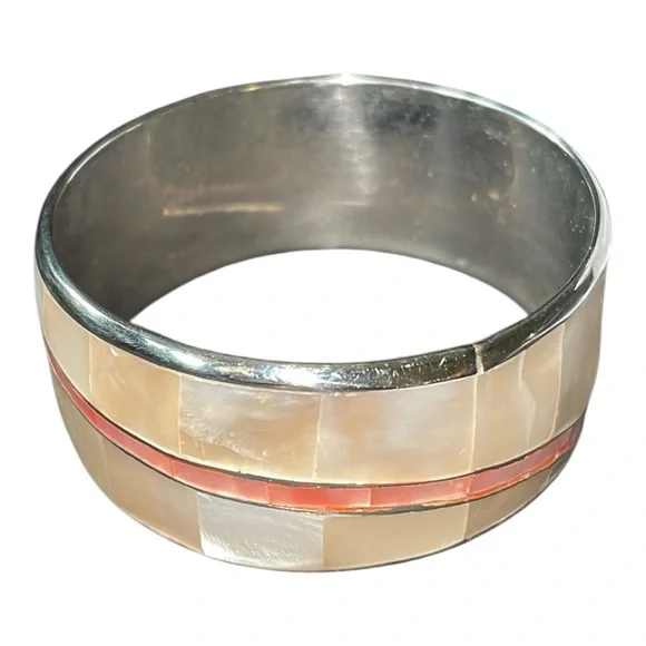 Vintage Mother of Pearl well made bangle bracelet. peach mop detail - Picture 1 of 5